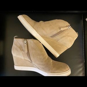 Size 9M Linea Paola Felicia beige wedge sneaker bootie